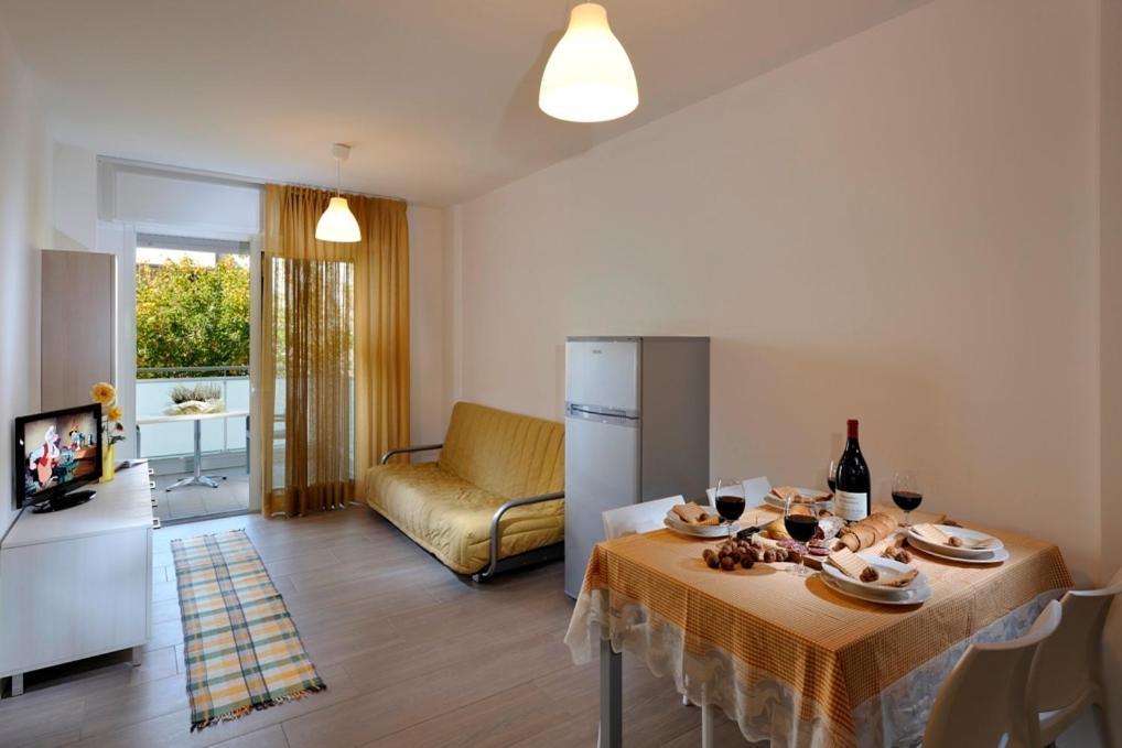 Hotel Luciana Бібіоне Екстер'єр фото